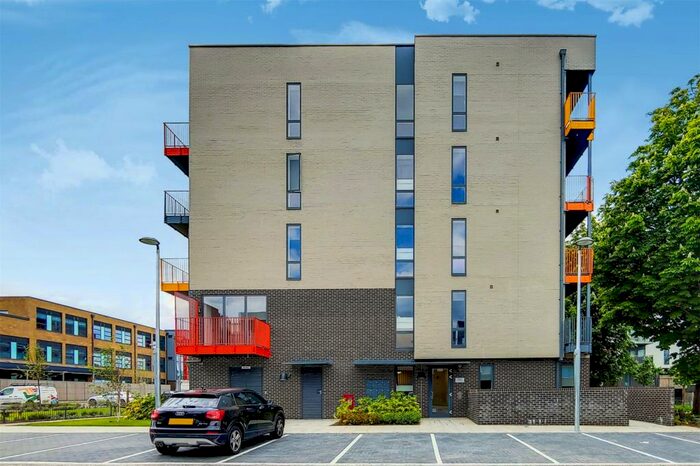 2 Bedroom Apartment To Rent In Propeller Crescent, Croydon, CR0