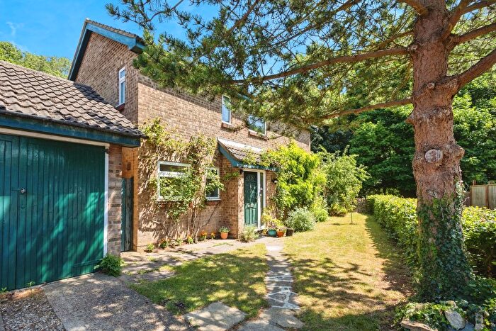 4 Bedroom Detached House For Sale In Parkside, Northampton, Northamptonshire, NN3