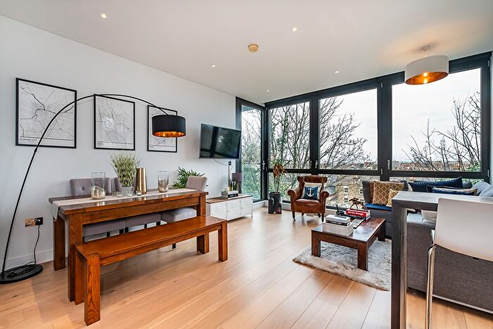 2 Bedroom Flat For Sale In Plaza Gardens, London, SW15
