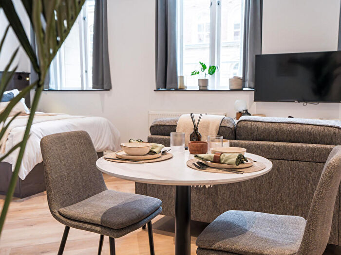 Apartment To Rent In Apt, Churchill House Residence #, LS1