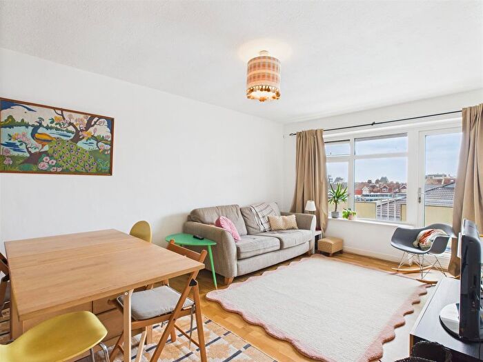 2 Bedroom Flat For Sale In Bristol Gardens, Brighton, BN2