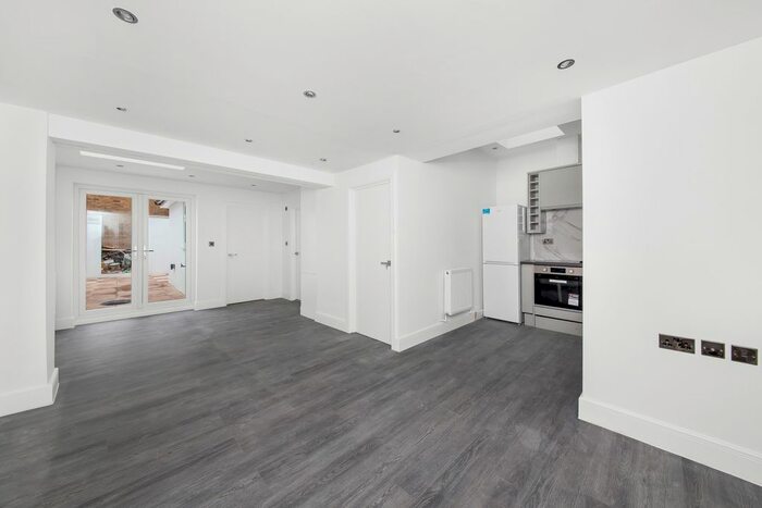 2 Bedroom Flat To Rent In A Burnt Ash Hill, Lee, London SE12