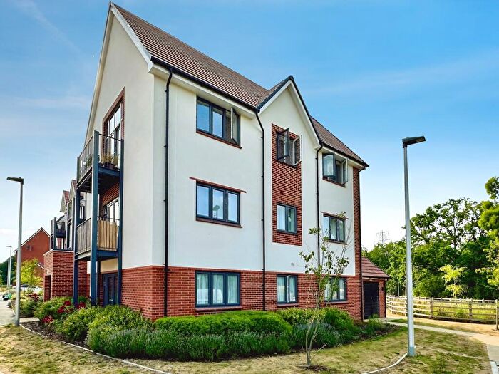 2 Bedroom Apartment For Sale In Quiller Avenue, Arborfield Green, Reading, RG2