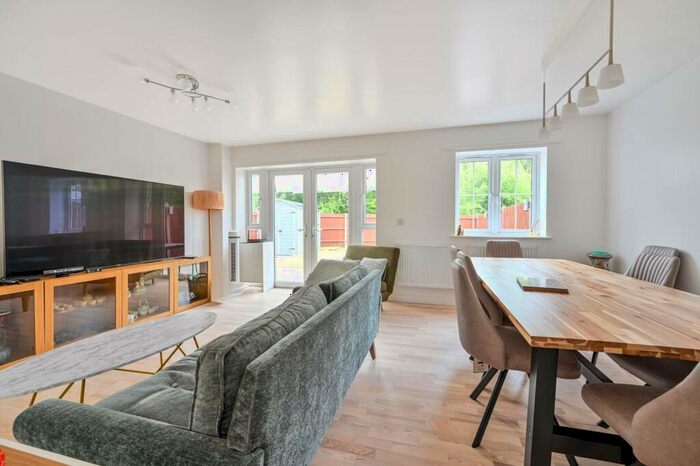 5 Bedroom Semi-Detached House For Sale In Halifax Close, Fairlands, Guildford, GU3