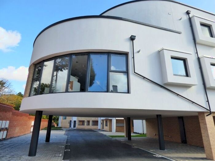 3 Bedroom Flat To Rent In Court Lane, Epsom, KT19