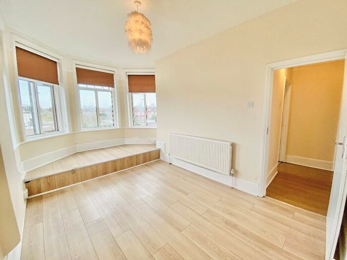 3 Bedroom Flat To Rent In Green Lanes, Palmers Green, N13