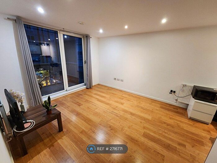 1 Bedroom Flat To Rent In Burgoyne House, Brentford, TW8