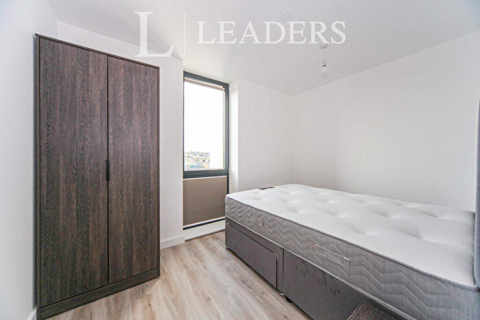 2 Bedroom Apartment To Rent In Chevette Court - Bedroom - Furnished - - Modern Apartment Next To Saxon Square, LU2