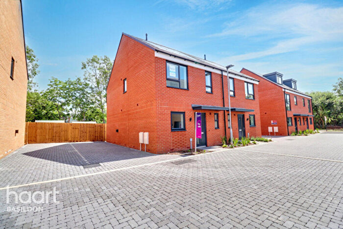 3 Bedroom Semi-Detached House For Sale In Ghyllgrove Place, Basildon, SS14