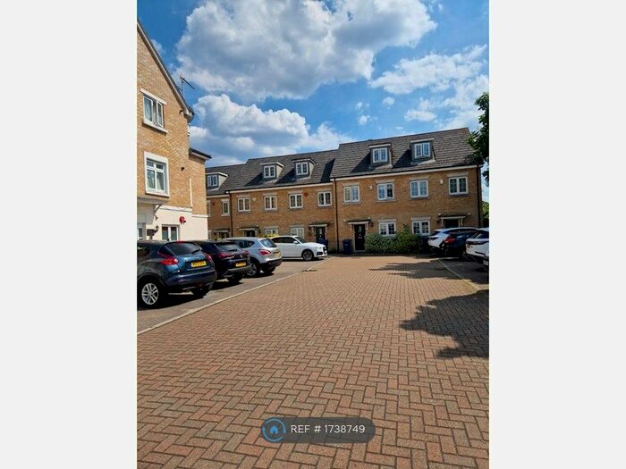 3 Bedroom Terraced House To Rent In Brownlow Close, Barnet, EN4