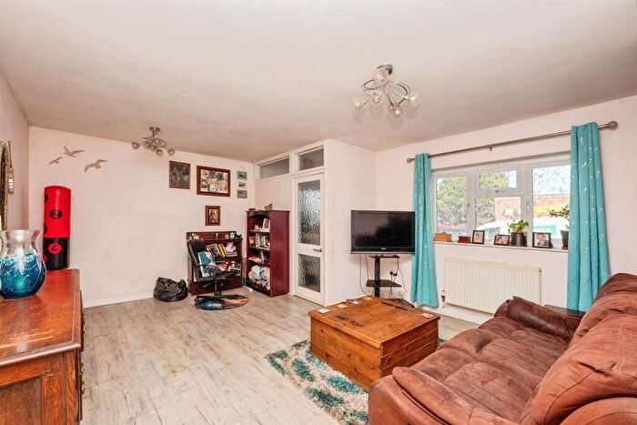 2 Bedroom Flat For Sale In Dorchester Road, Weymouth, DT4