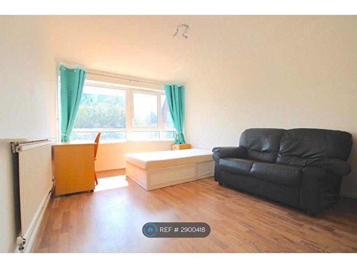 3 Bedroom Maisonette To Rent In Thurnham House, London, SE1