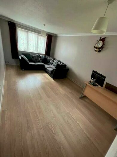 2 Bedroom Flat To Rent In Courtlands Close, Watford, WD24