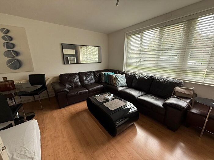 3 Bedroom Flat To Rent In St. Marys Avenue North, Southall, UB2