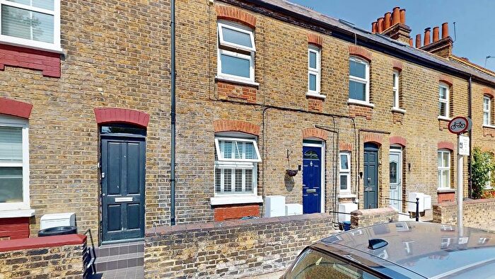 2 Bedroom Flat For Sale In Lower Mortlake Road, TW9