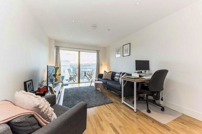 2 Bedroom Flat To Rent In Streatham High Road, London, SW16