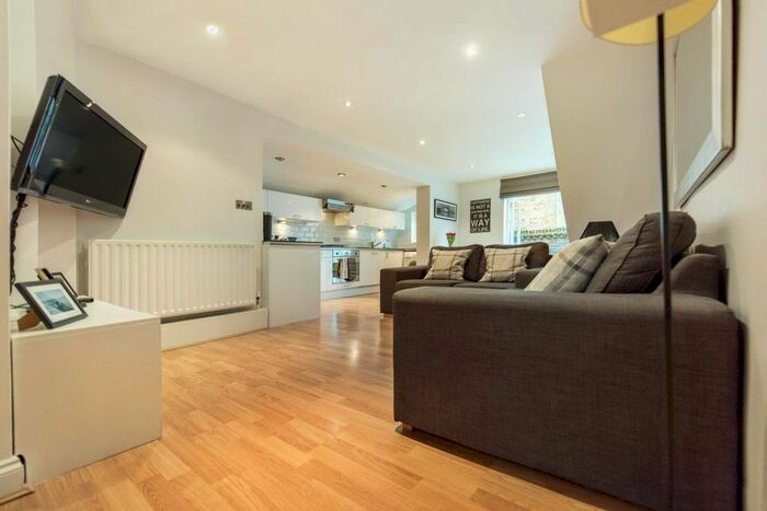 3 Bedroom Flat To Rent In Corrance Road, London, SW2