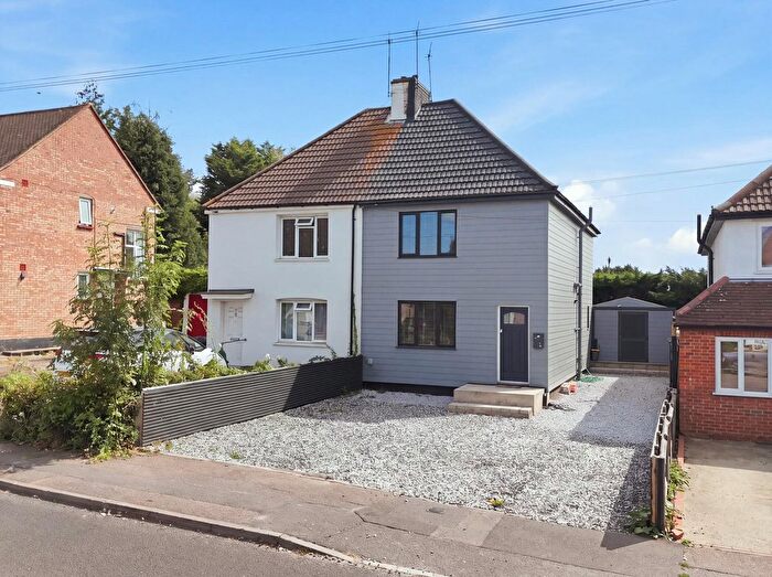 3 Bedroom Semi-Detached House For Sale In Weir Gardens, Rayleigh, SS6