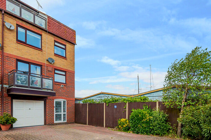 4 Bedroom End Of Terrace House For Sale In Horse Sands Close, Southsea, PO4