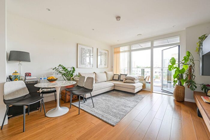 2 Bedroom Flat For Sale In Banbury Point, Tower Hamlets, London, E14