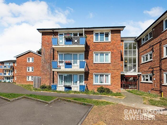 2 Bedroom Flat For Sale In Farm Road, Esher, KT10