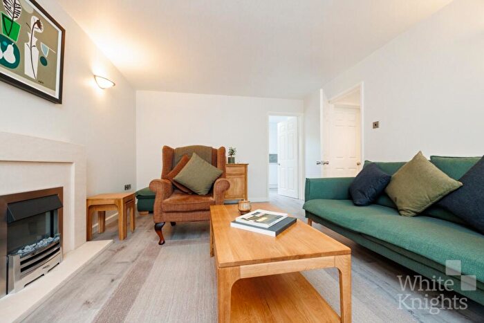 3 Bedroom Detached House For Sale In Kingsford Close, Woodley, Reading, Berkshire, RG5