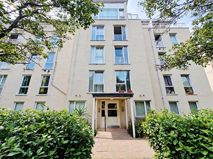 1 Bedroom Flat To Rent In Cedar House, TW9