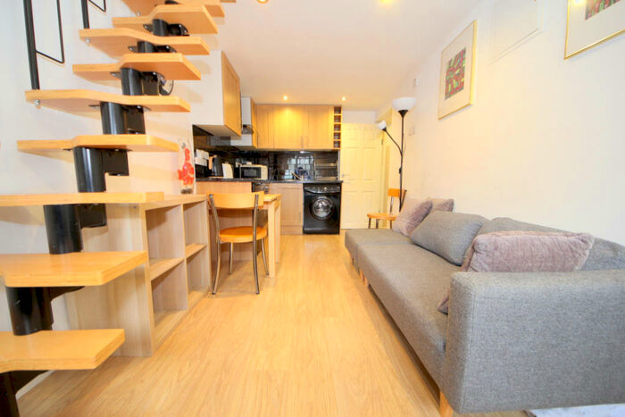 1 Bedroom Maisonette To Rent In Kinderton Close, Southgate, N14