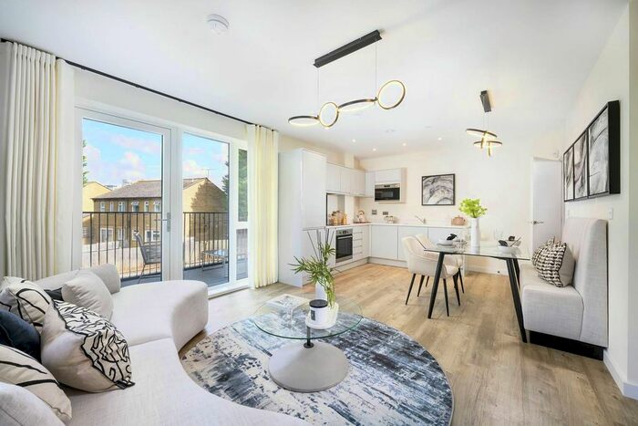 2 Bedroom Flat To Rent In Vousden Grove, Woolwich, London, SE28