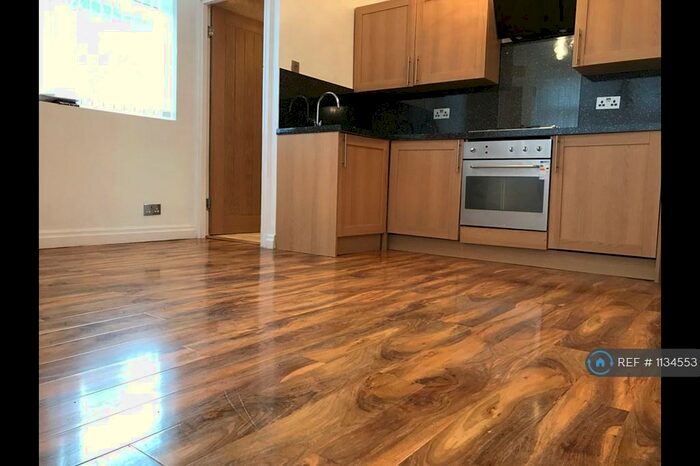 4 Bedroom Flat To Rent In Polygon Road, Manchester, M8
