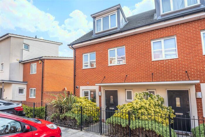 3 Bedroom Terraced House To Rent In Fair Isle Way, Reading, Berkshire, RG2