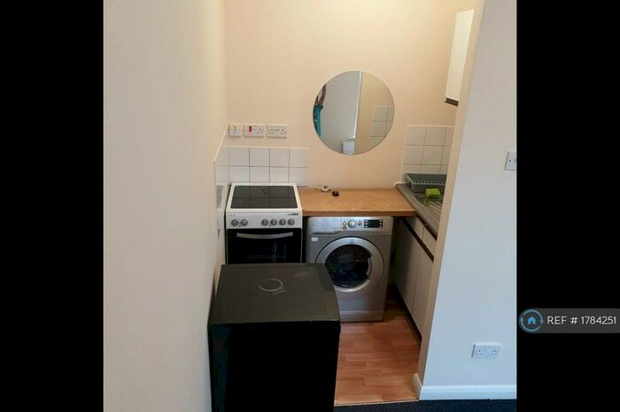 Studio To Rent In Dallow Road, Luton, LU1