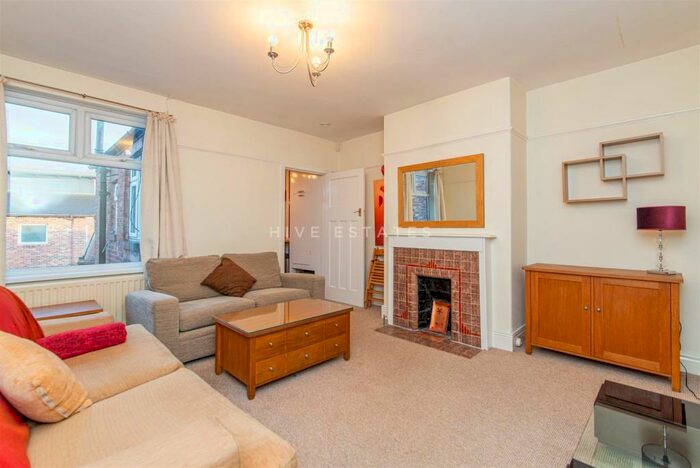 3 Bedroom Flat To Rent In Chillingham Road, Heaton, Newcastle Upon Tyne, NE6