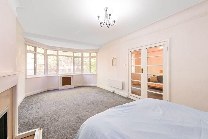 2 Bedroom Flat For Sale In Belsize Avenue, Hampstead, London, NW3