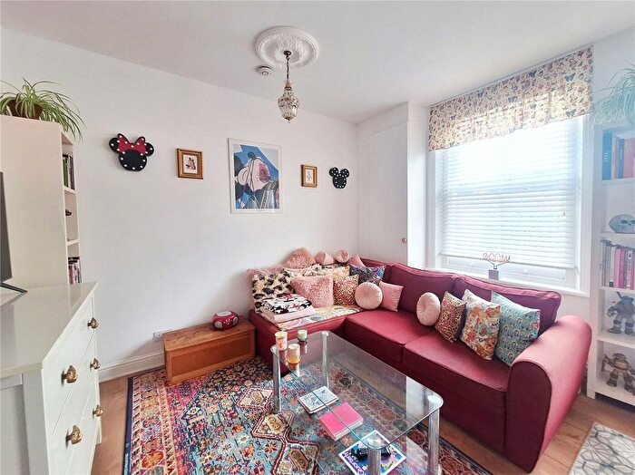 2 Bedroom Flat For Sale In Holloway Road, London, N7