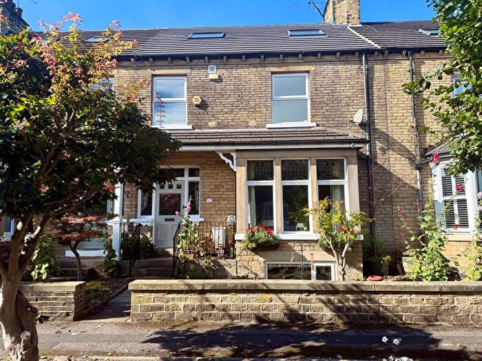 6 Bedroom Terraced House For Sale In The Grove, Idle, Bradford, BD10