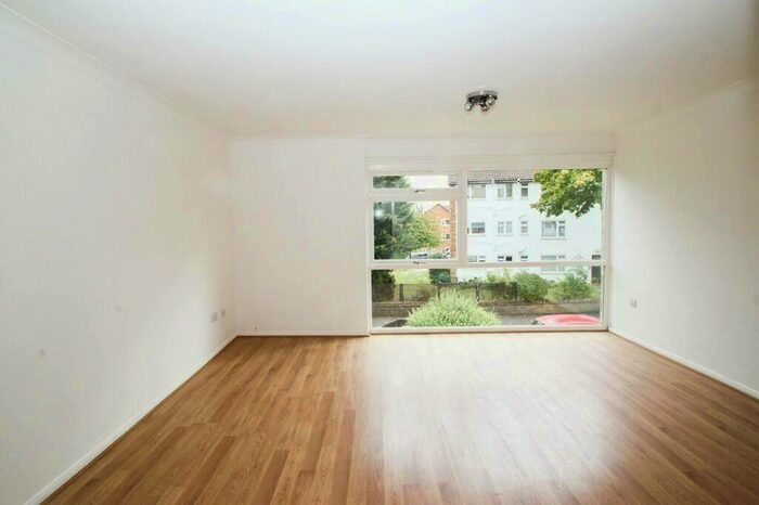 2 Bedroom Flat To Rent In Woodford Green, IG8