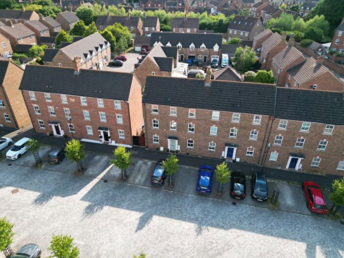 5 Bedroom End Of Terrace House For Sale In Disraeli Square, Aylesbury, HP19