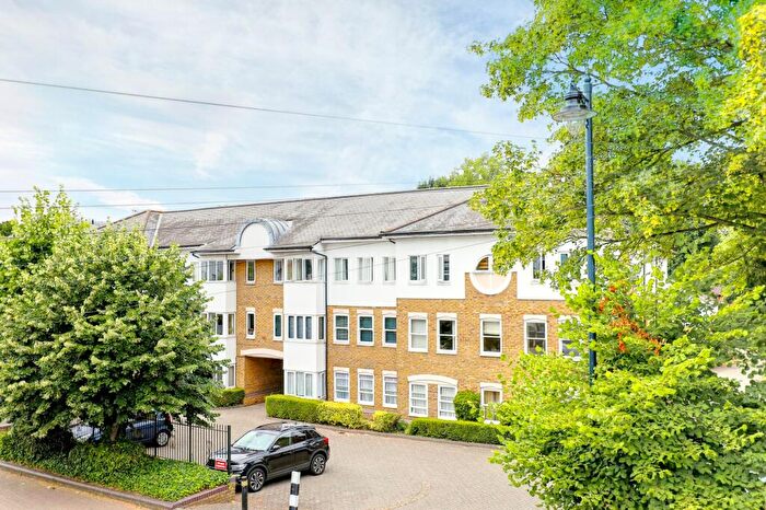 2 Bedroom Flat For Sale In Nightingale Court, Hertford, SG14