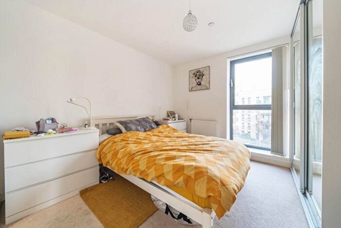 2 Bedroom Flat To Rent In Kingfisher Heights, Royal Docks, London, E16