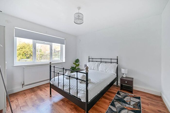 2 Bedroom Flat For Sale In Avenue Road, Acton, London, W3