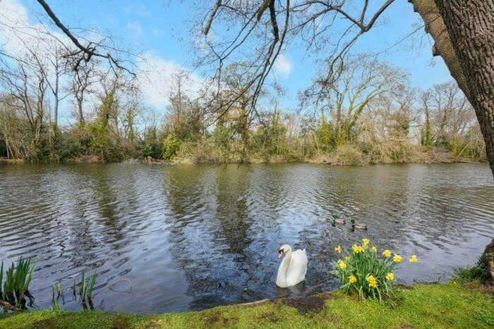 2 Bedroom Flat To Rent In Berkeley Court, Weybridge, KT13