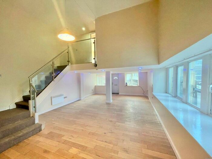 2 Bedroom Apartment To Rent In Green Lane, Greetland, HX4