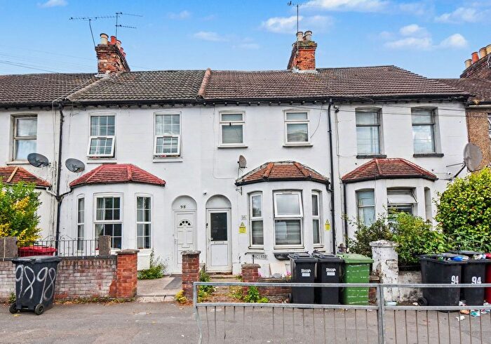 6 Bedroom Terraced House For Sale In Bath Road, Slough, Buckinghamshire, SL1