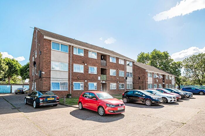 2 Bedroom Flat For Sale In Old Station Road, Hayes, UB3
