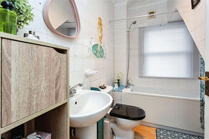 2 Bedroom Flat For Sale In Hadlow Road, Tonbridge, Kent, TN9