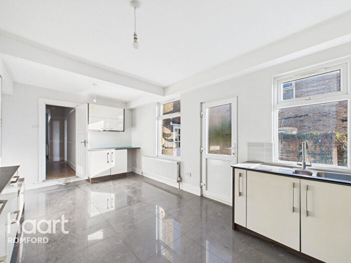 3 Bedroom Semi Detached House For Sale In Princes Road, Romford, RM1