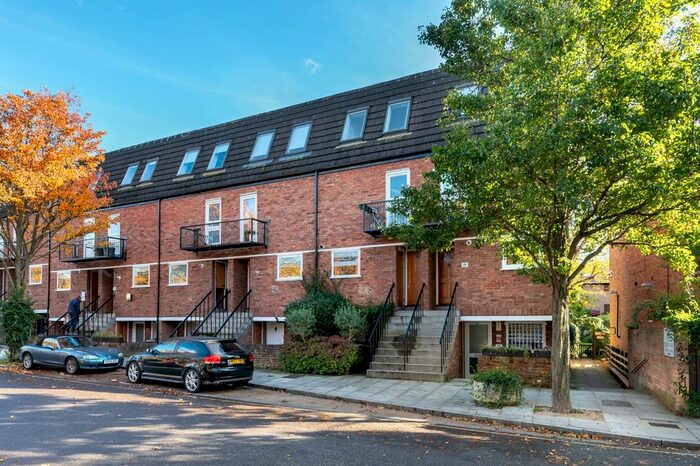 3 Bedroom Maisonette To Rent In Bartle Road, Notting Hill, London, W11