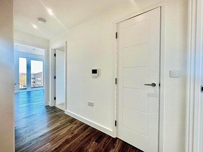 2 Bedroom Apartment To Rent In High View, Hatfield, AL10