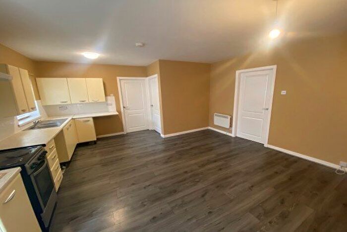 2 Bedroom Flat To Rent In Hollybush Lane, Wolverhampton, WV4